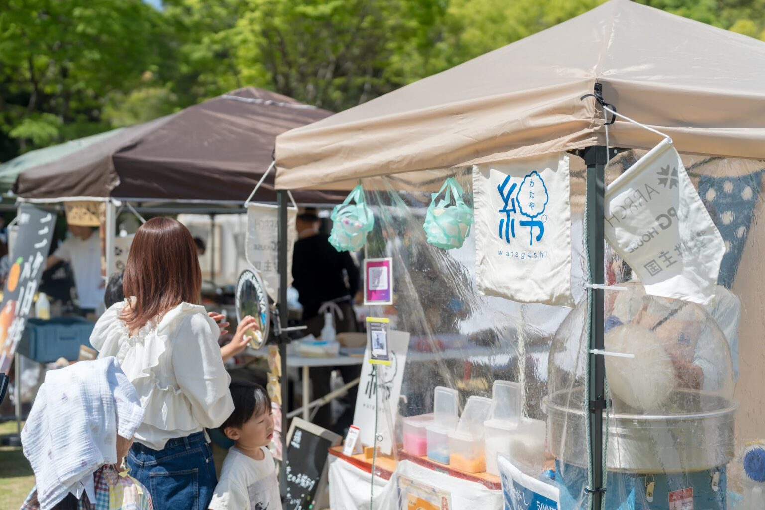 出店ブースが並ぶ会場