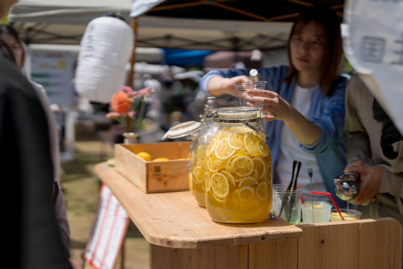 瓶に詰めた果物を並べた出店ブース