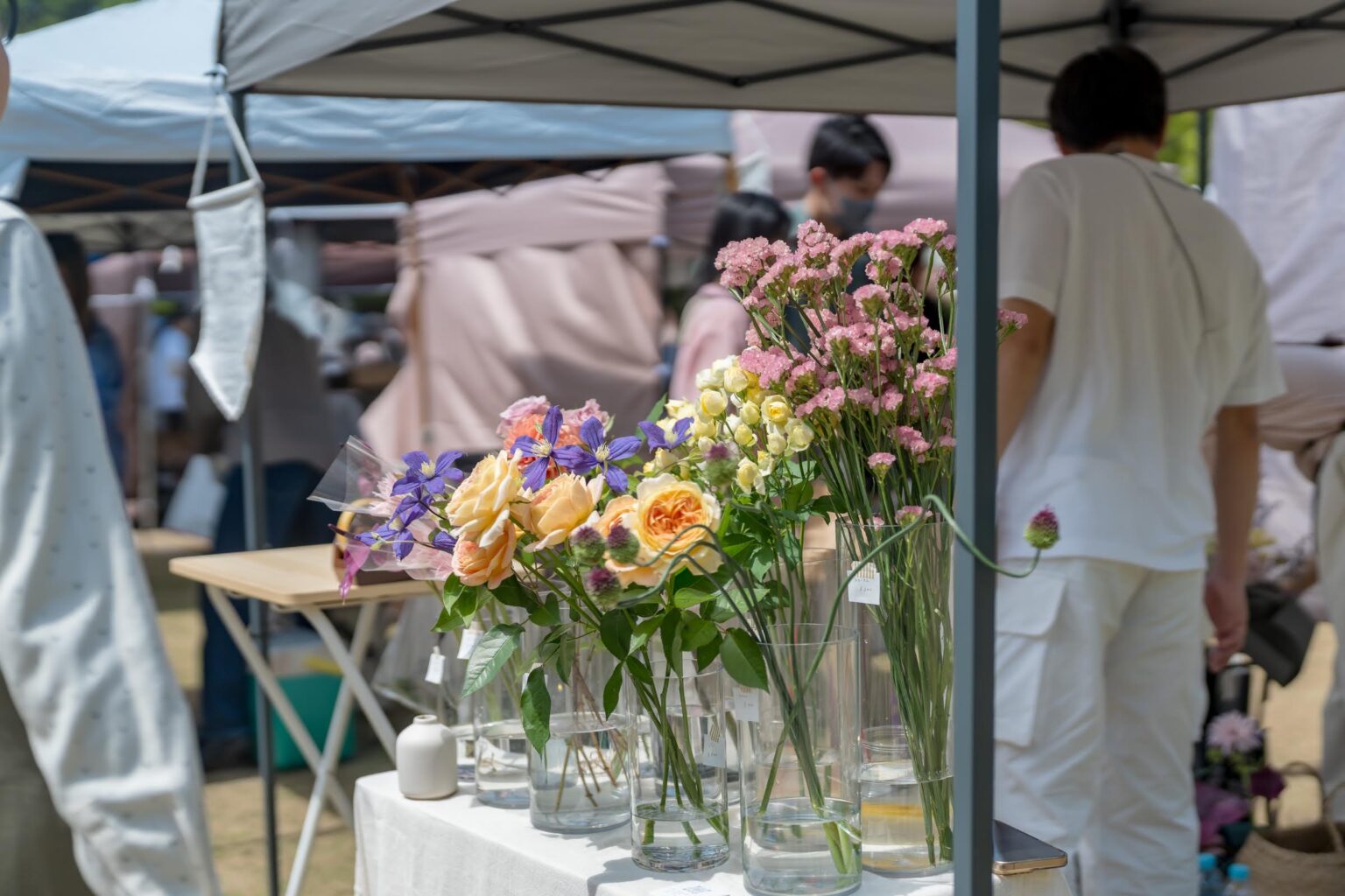 花を並べた出店ブース