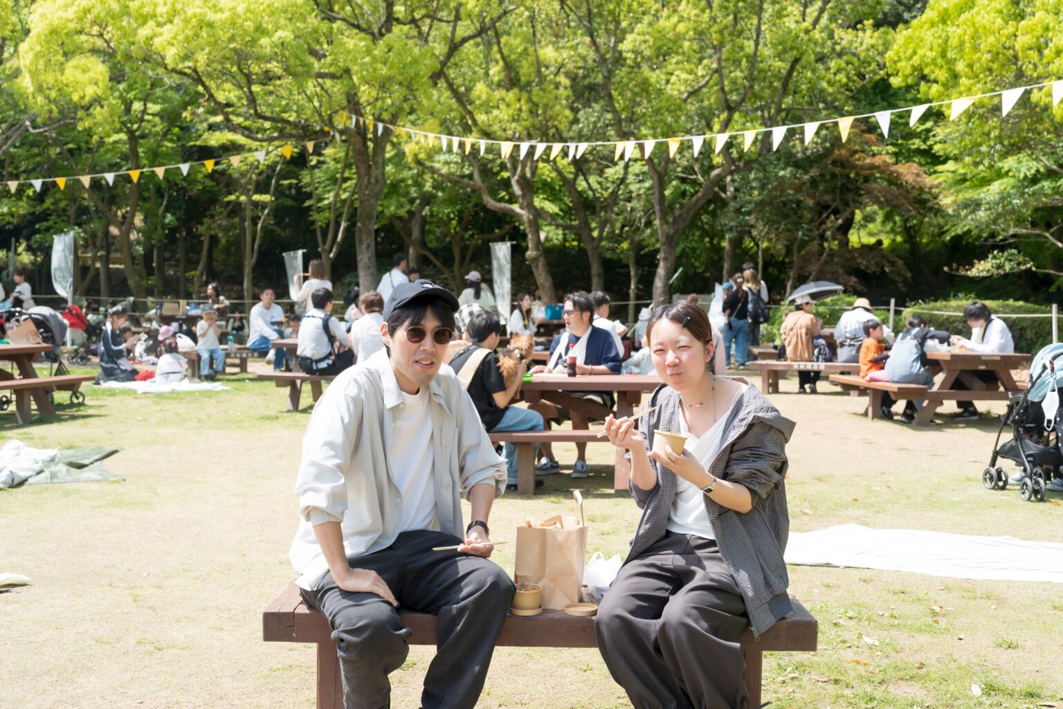 芝生で過ごす家族