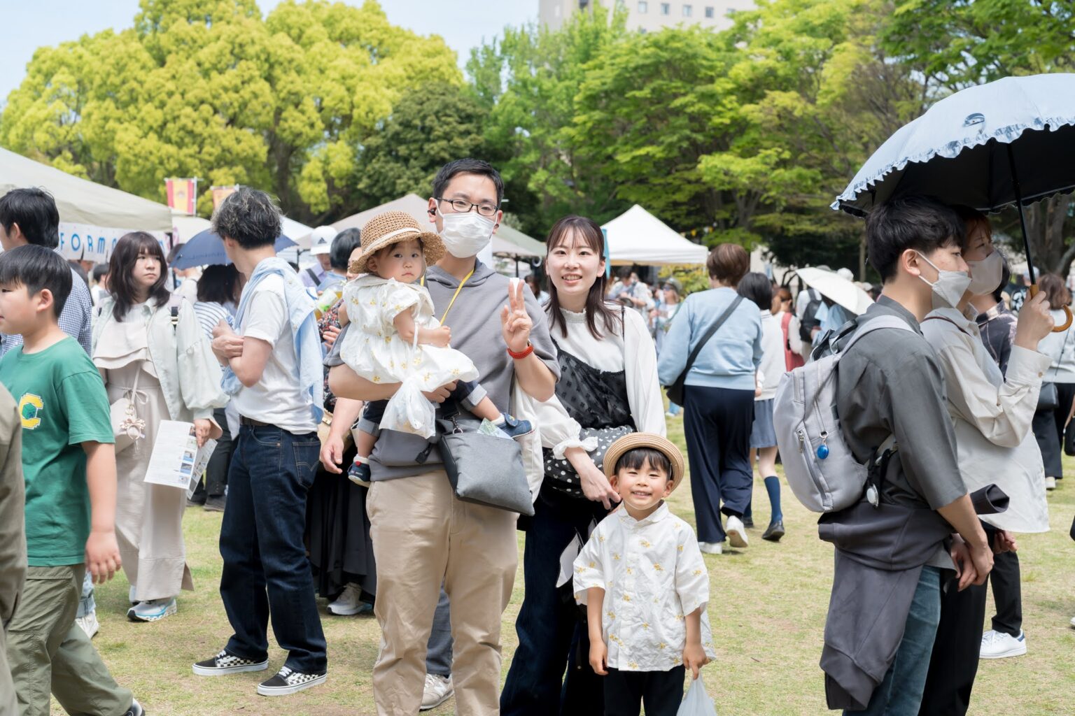 会場を行き交う来場者