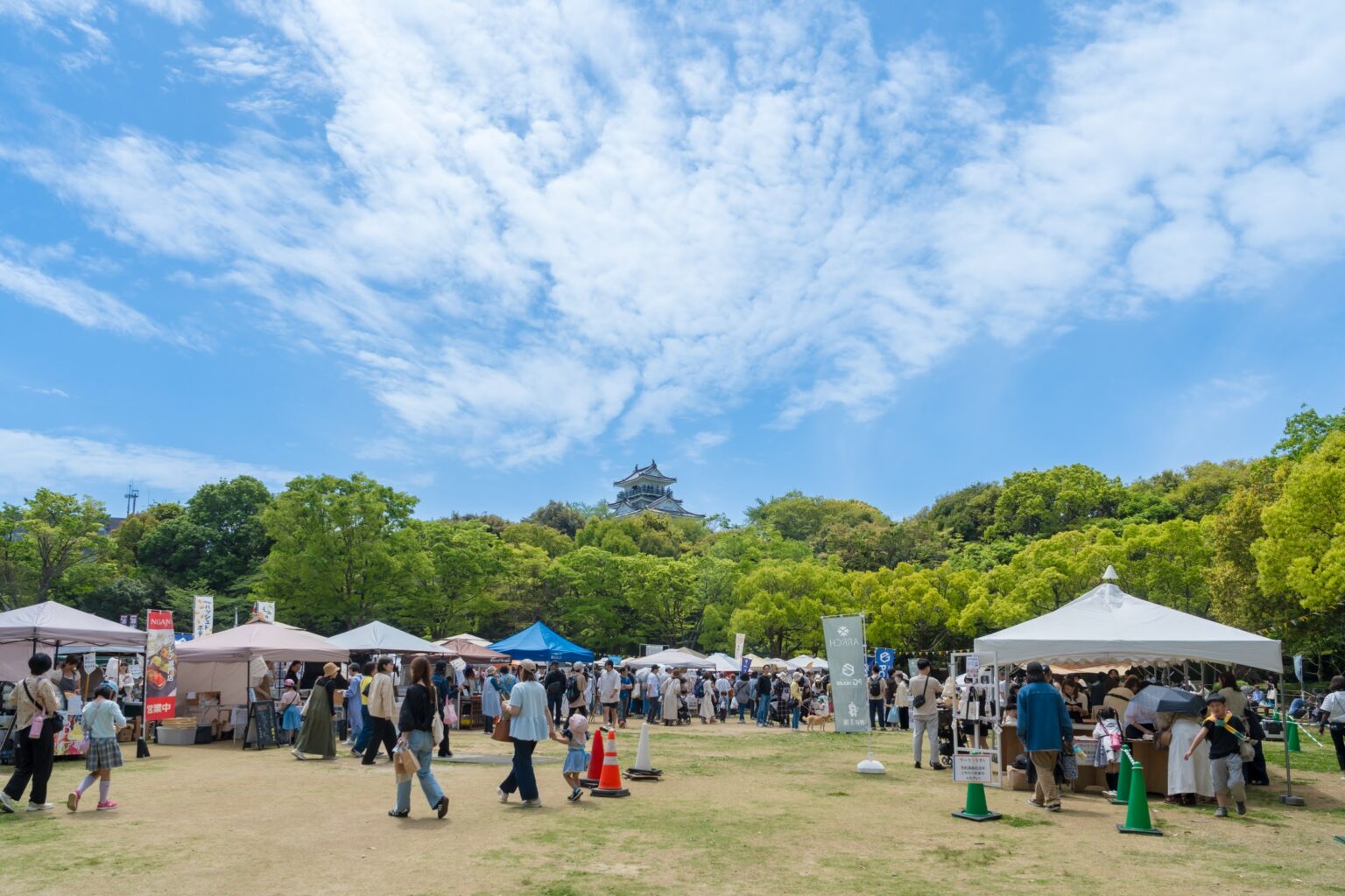 青空の下の会場